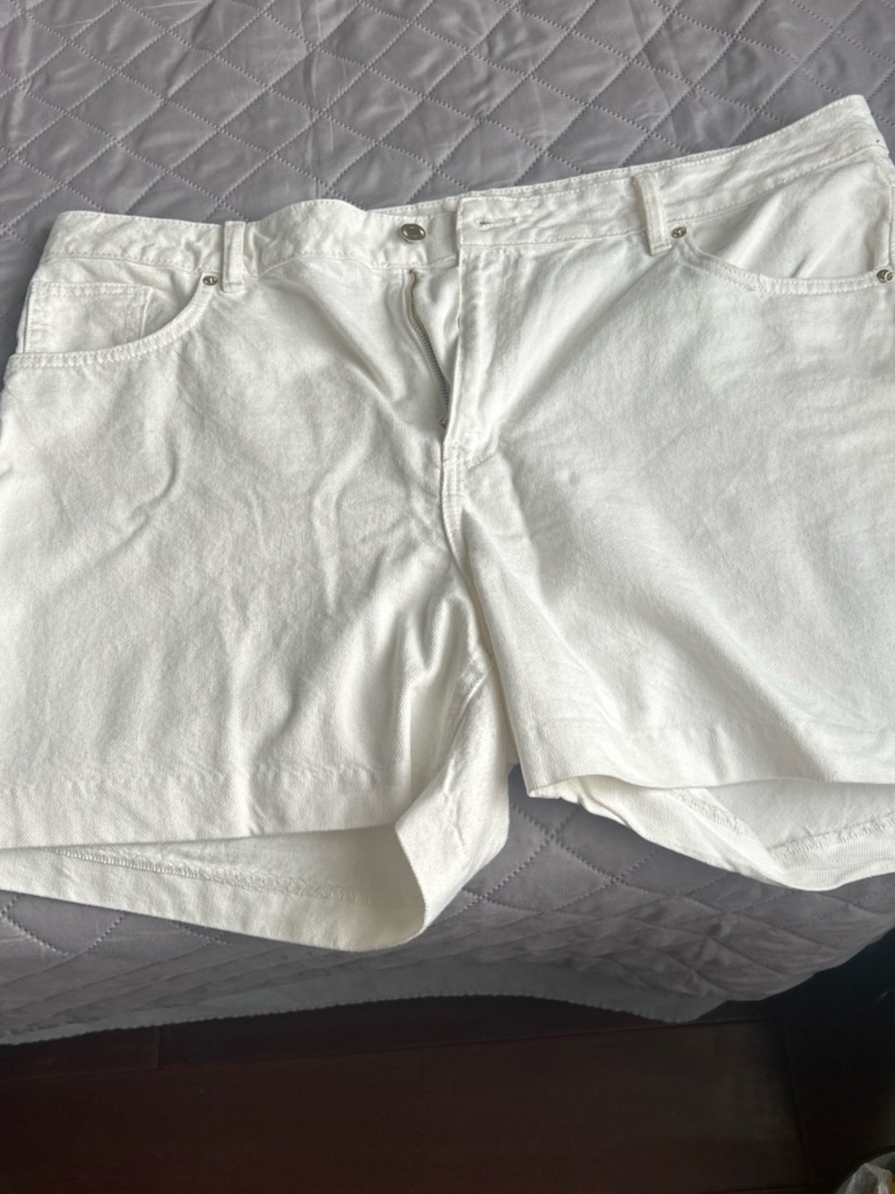 H&M White Men's Jean Shorts - Classic Five-Pocket Style
